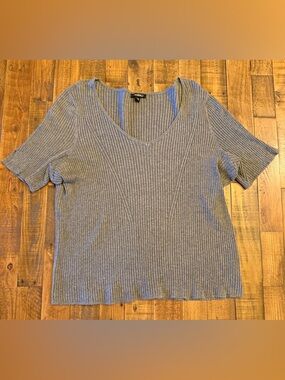 Roz & Ali Ribbed V-Neck Knit Top in Gray